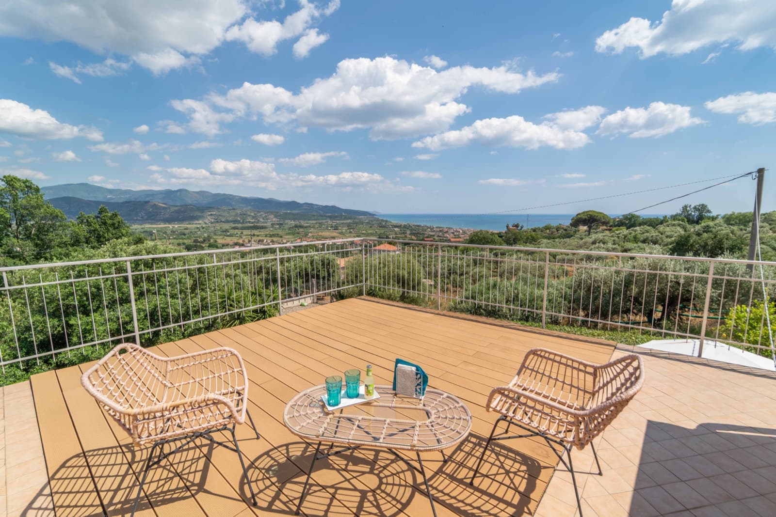 Terrazza solarium panoramica dell'appartamento Oltremare